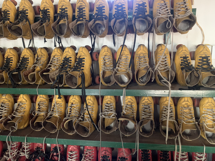 溜冰场不开了，双排轮滑鞋处理卖，统统20块...