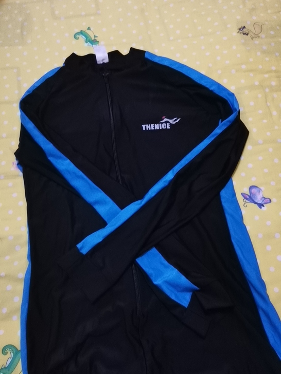 男士潜水服，含潜水鞋一双。