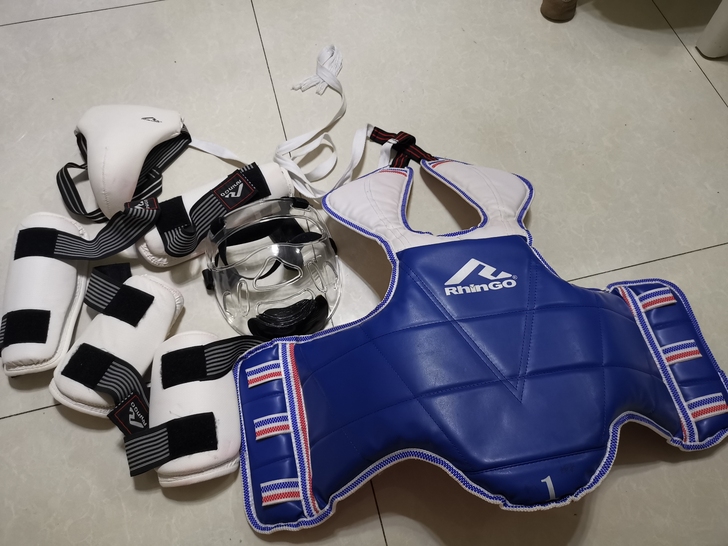 儿童跆拳道护具，七件套，无头罩，有面罩。1...