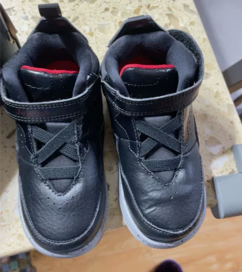 乔丹，24码。只穿了几次，带盒。 感兴趣的...