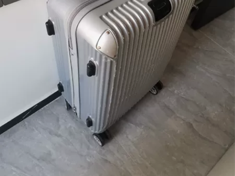 行李箱，拉杆箱，闲置 没用闲置了，表层的薄...