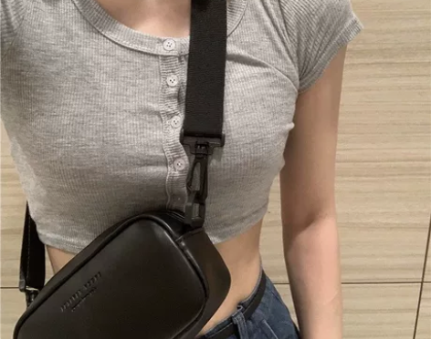 2022韩版百搭小包包流行简约字母宽带斜挎...