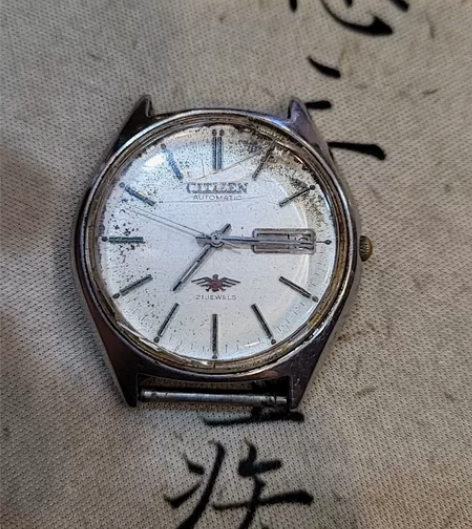 西铁城，男款手表一块表蒙子处有一个裂口进了...