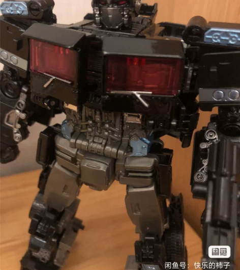 变形金刚擎天柱。我同学有个红色的我觉得比红...