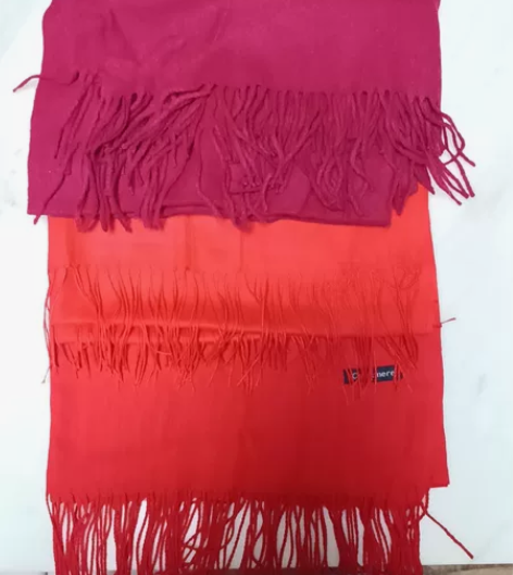 全新红色围巾 50一条 厚度不同，最上面的...