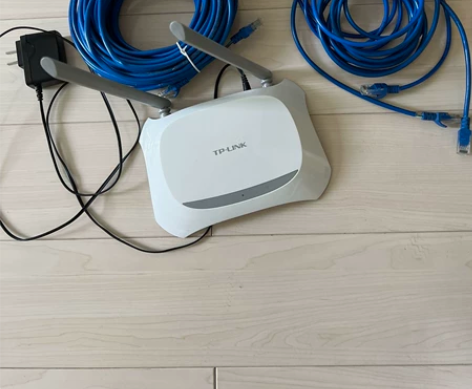 淘汰下来的tplink路由器和cat5网线...