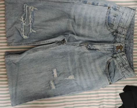 破洞阔腿牛仔裤，线下店铺购买。10元。所发...