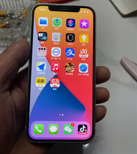 苹果12国行64G白色 成色很好,原装线盒...