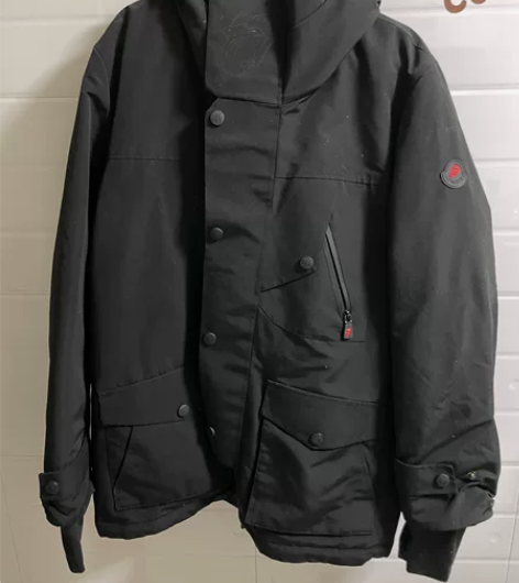 男士黑色羽绒服，9成新，洗过一次有点滋毛，...