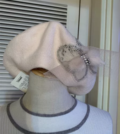 全新贝蕾帽，不知道什么材质，手感非常好，有...