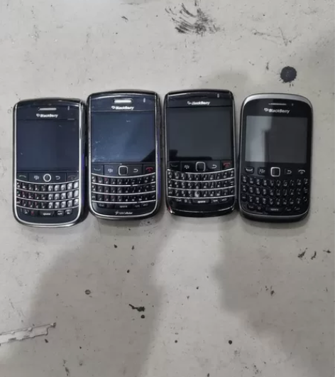 黑莓手机4台 打包处理 有两块电池 一...