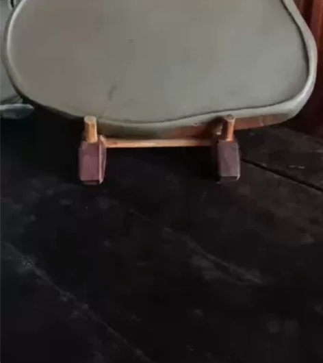 端砚，梅花坑带石眼，大尺寸大石眼，近石皮处...