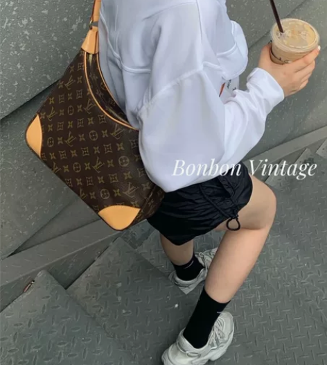 LV小号牛角包，非常帅气 好成色！老花清晰...