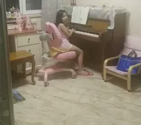 纯实木英昌钢琴（韩国一线品牌），哑光的漆面。买来后也一直没问...