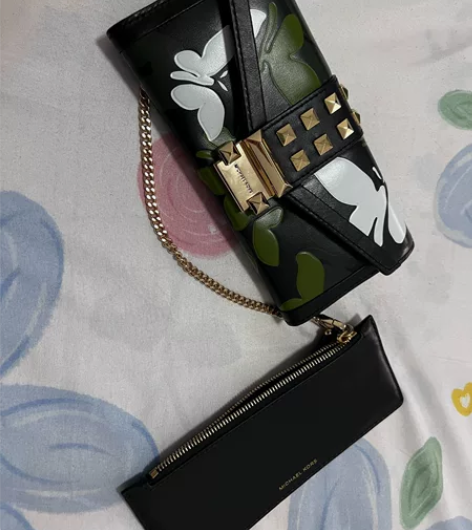 MK手拿包，几年前专柜购买，挺新，使用痕迹...