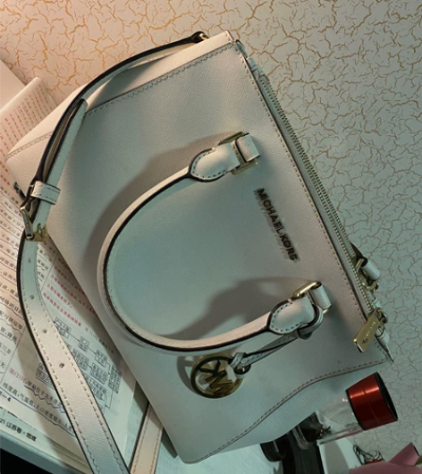 Mk手提，斜挎包，购于西安世纪金花，当时三...