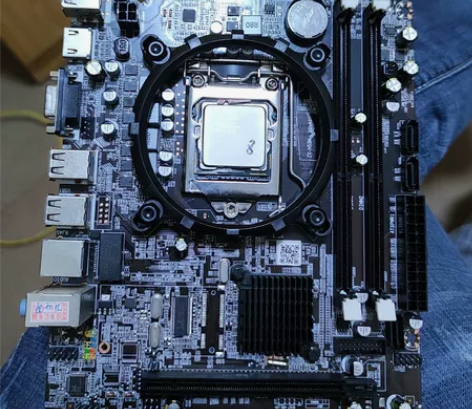 技嘉H55主板GA-H55-UD3H，四内...