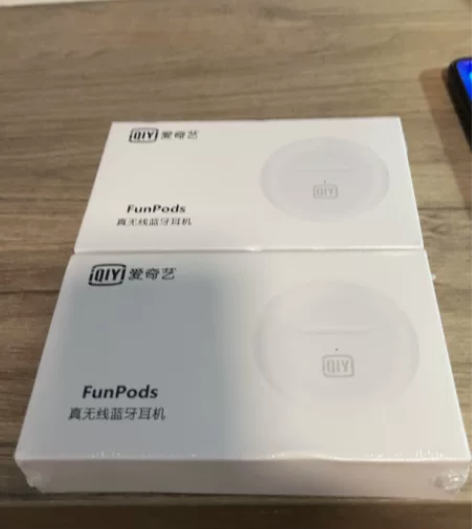 辛巴直播间抢购,爱奇艺蓝牙耳机,有两个、3...