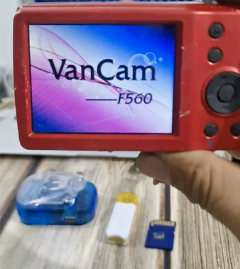 爱国者F560老CCD相机一个， 成色见图...