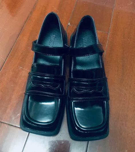 一字带 方头亮皮玛丽珍鞋 感兴趣的话点“我...