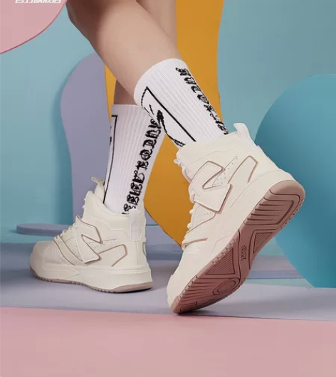 全新特步高帮鞋，，图片是乳白，实物是全白，...