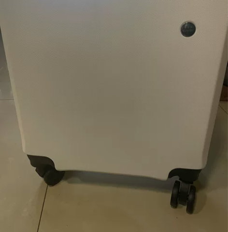 全新，白色小型登机箱，带密码锁，万向轮，长...