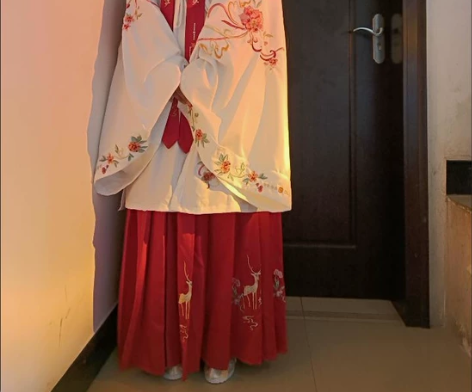 放柜子里给放皱了，不想穿了，就之前社团走秀...