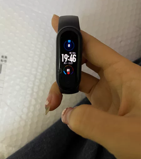 闲置小米手环5,原装充电器表带,仔细看屏幕...