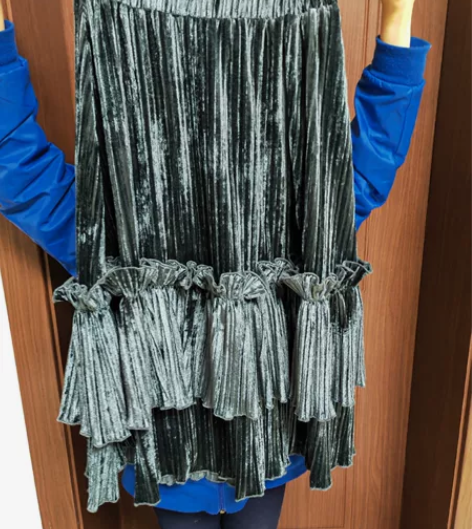 丝绒中裙，全新，仅试穿。松紧腰，宽腰带，买...