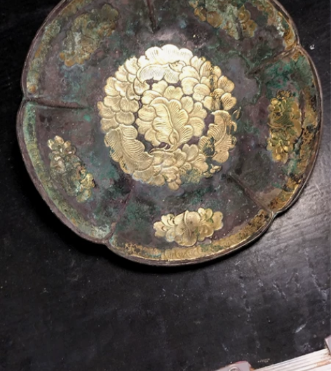 精品唐代鎏金錾刻盘子，工艺精美，品相完整。...