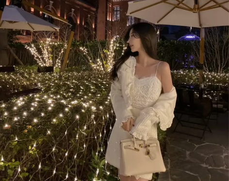 徐琳mini白色蕾丝吊带背心女2020年冬...