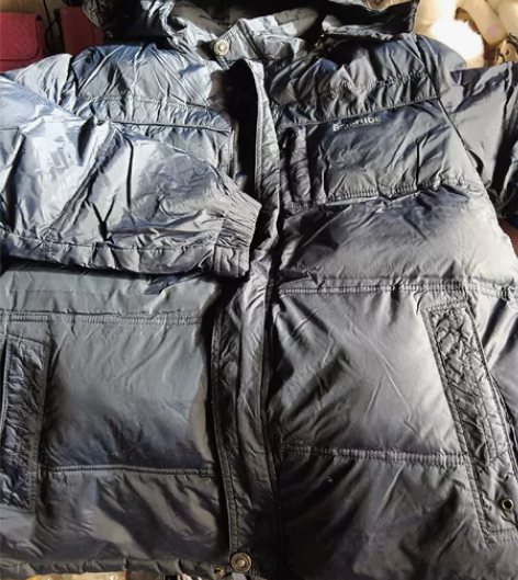 羽绒服。男士深蓝色的，谢XL码的，衣长是7...