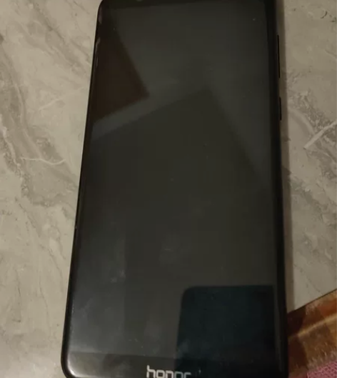 荣耀7x 4+128gb左上角屏幕有磕碰，...