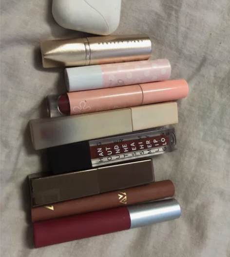 一堆口红，都是冲动消费，色号都还可以，不踩...