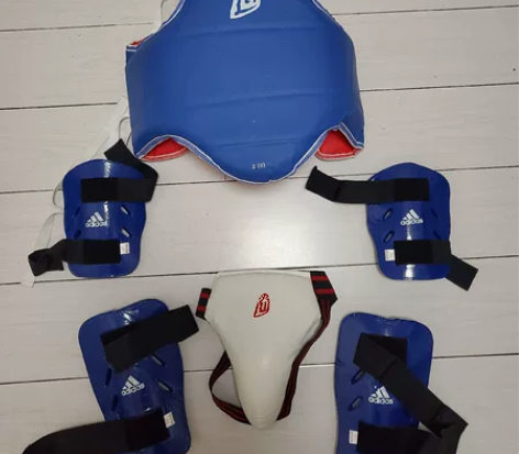 Adidas跆拳道护具 在跆拳道馆花550...