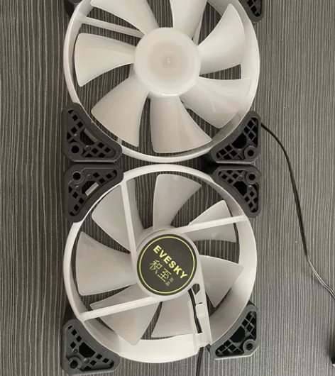 前段时间组织电脑因换了水冷散热器，多出两个...