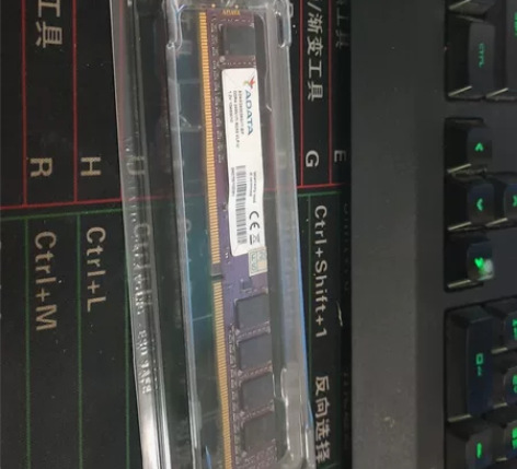 威刚DDR4 8g 2400内存条一根，电...