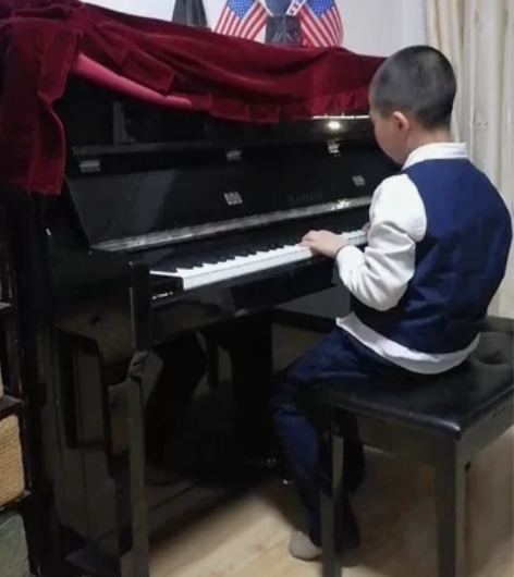 海伦钢琴原价，18000，轻微使用 感兴趣...