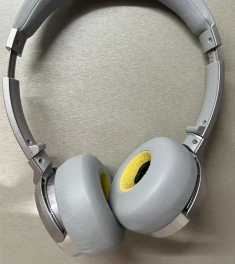 勒姆森蓝牙耳机 成色如图 配件如图 很新拍...