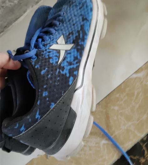 特步跑鞋快高一不懂鞋家里人给买训练的，当时...