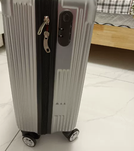 全新带密码旅行箱，高60厘米，长35厘米，...