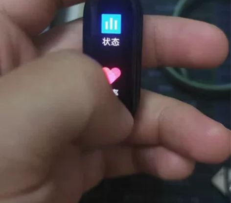 小米手环6nfc版 使用四个月，图中白色磕...