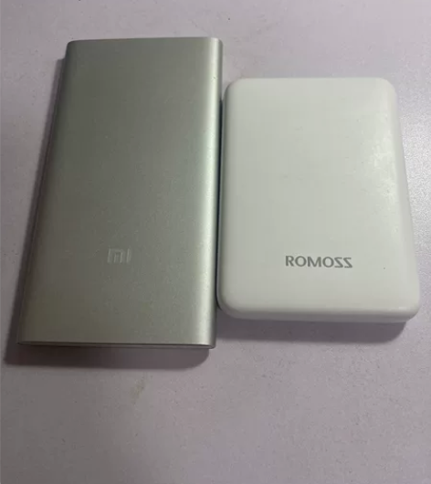 两个充电宝，一个罗马仕一个小米，都是500...