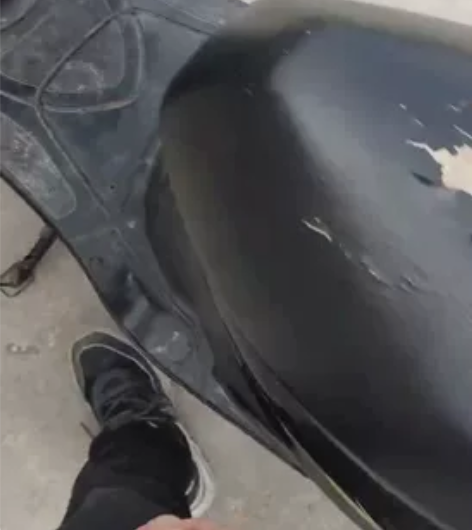 雅马哈摩托车125，附带一个油桶和充电式手...