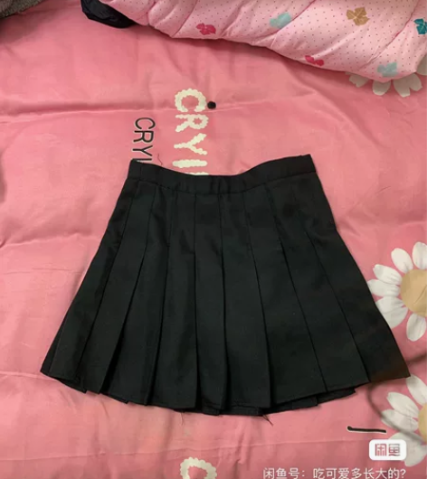 黑色百褶裙。买大了，什么码数不记得了，适合...