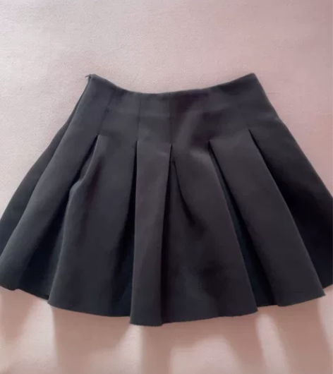 百褶裙M码27腰可穿 八成新，百搭冬季必备...