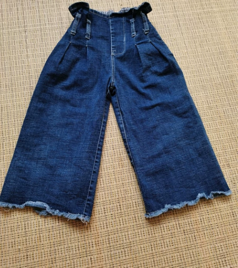 淘淘猫七分花苞牛仔裤，裤长53，腰围腰围4...