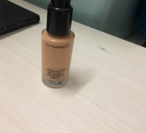 MAC粉底，我妹给我的，她是油皮说不好用，...