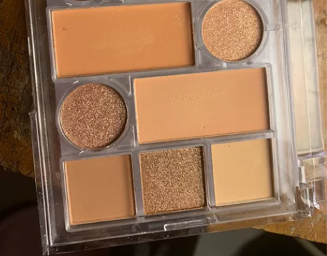 海伦丽人12色眼影全新。 闲置 一次没用过...