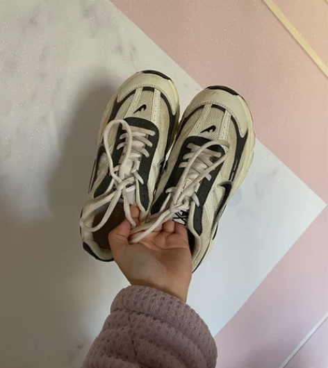 耐克运动鞋 实体店买的 质量很好的 绝对耐...